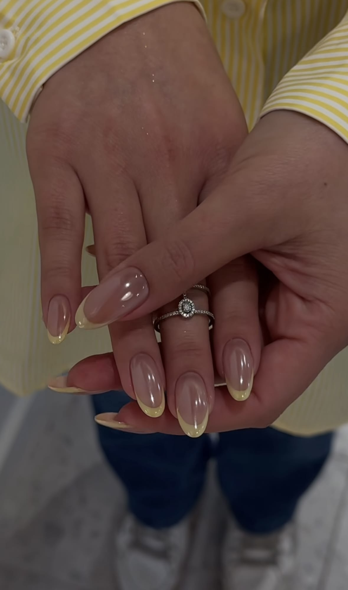 Glossy butter-yellow gel French tips